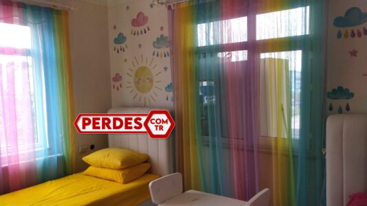 Gökkuşağı renkli çocuk odası tül perde modeli